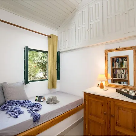 Phoenica Antipaxos